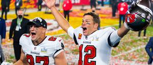 Tom Brady (rechts) feiert den Sieg mit Rob Gronkowski.