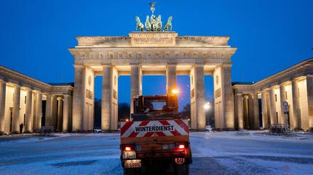 Auch am Pariser Platz ist die BSR an diesem Montagfrüh im Einsatz.