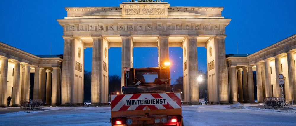 Auch am Pariser Platz ist die BSR an diesem Montagfrüh im Einsatz.