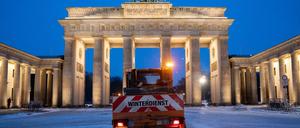 Auch am Pariser Platz ist die BSR an diesem Montagfrüh im Einsatz.