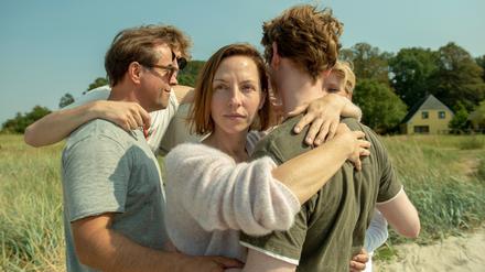 Bernd Küster (Jan Josef Liefers, l.), Sabine Küster ( Katharina Schüttler, M.) Kjell Küster (Lukas Zumbrock, 2.v.r.), Charlie Jensen (Lene Maria Christensen, r.), Emile Jensen liegen sich in den Armen. Sabine durchzieht ein ungutes Gefühl.