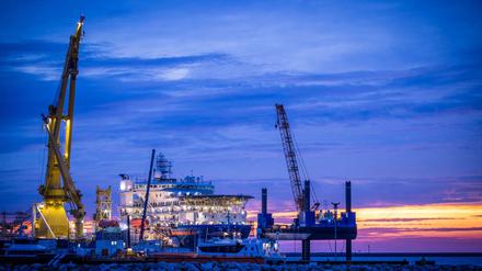 Das russische Verlegeschiff «Akademik Tscherski» liegt vor Sonnenaufgang im Hafen Mukran auf der Insel Rügen. (Archivbild)