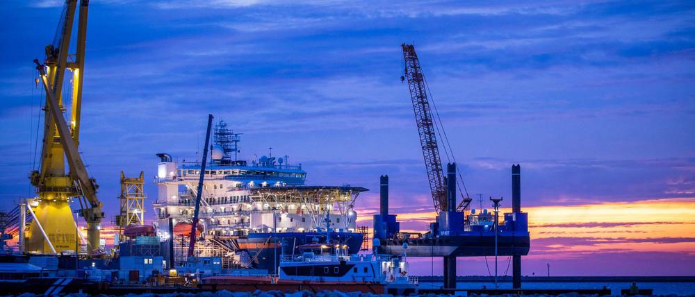 Das russische Verlegeschiff «Akademik Tscherski» liegt vor Sonnenaufgang im Hafen Mukran auf der Insel Rügen. (Archivbild)