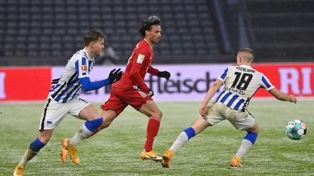 Hinterher. Herthas Maximilian Mittelstädt (links) und Santiago Ascacibar verfolgen Leroy Sane.