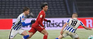 Hinterher. Herthas Maximilian Mittelstädt (links) und Santiago Ascacibar verfolgen Leroy Sane.
