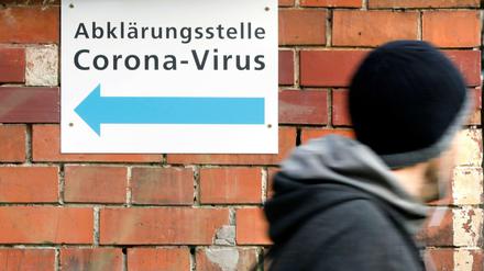 Wegweiser zur Coronavirus-Abklärungsstelle in einem Vivantes-Klinikum.