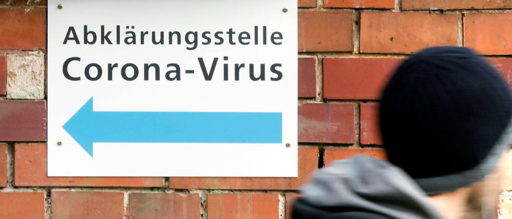 Wegweiser zur Coronavirus-Abklärungsstelle in einem Vivantes-Klinikum.