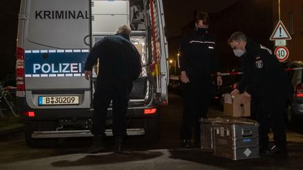 Gefährliches Material gesichert. Die Polizei rückte vergangenen Donnerstag in einem Schöneberger Haus an, nachdem im Hof ein Sprengsatz explodiert war 