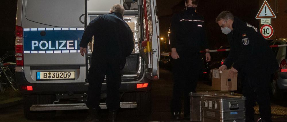 Gefährliches Material gesichert. Die Polizei rückte vergangenen Donnerstag in einem Schöneberger Haus an, nachdem im Hof ein Sprengsatz explodiert war