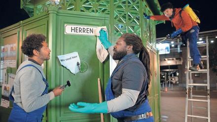 Das soll Denkmalschutz sein? Ezequiel (Tyron Ricketts, l.) will nicht das machen, was Reynaldo (Komi Mizrajim Togbonou) und Jason (Nyamandi Adrian, r.) verlangen. 