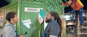 Das soll Denkmalschutz sein? Ezequiel (Tyron Ricketts, l.) will nicht das machen, was Reynaldo (Komi Mizrajim Togbonou) und Jason (Nyamandi Adrian, r.) verlangen. 