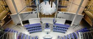 Blick in den Plenarsaal des Bundestags im Reichstagsgebäude.