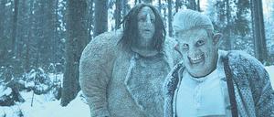 Undercover-Einsatz. Polizist Magnus (Vidar Magnussen, re.) hat sich als Troll verkleidet. Troll Erik (Krostoffer Olsen) trägt ein Plüschtier-Kostüm. 