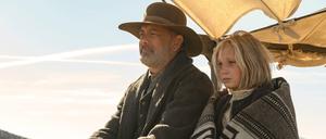 Captain Kidd (Tom Hanks) und Johanna (Helena Zengel) legen 400 Meilen durch ein feindliches Land zurück.