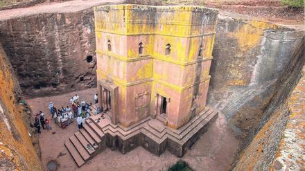 „Neu-Jerusalem“. Die von vielen Felsenkirchen geprägte Stadt Lalibela erlebte nach dem Untergang des Reiches von Aksum im 10. Jh. n. Chr. ihre Blütezeit. Durch die wachsenden Konflikte verschiedener Volksgruppen sind äthiopische Kulturstätten akut gefährdet.