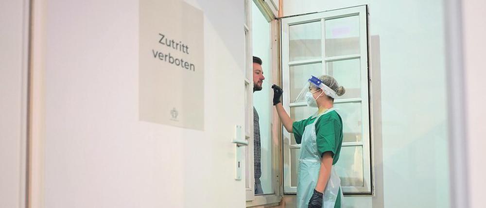 Schnelltest als Heilsbringer. Studien zeigen, dass der Selbstabstrich auch ohne medizinische Vorkenntnisse möglich ist.