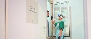 Schnelltest als Heilsbringer. Studien zeigen, dass der Selbstabstrich auch ohne medizinische Vorkenntnisse möglich ist.