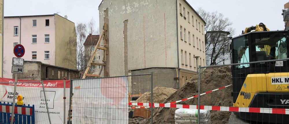 Auf den ersten Blick sieht die Baustelle in der Pohlestraße ganz normal aus - wären da nicht die verrammelten Fenster. 