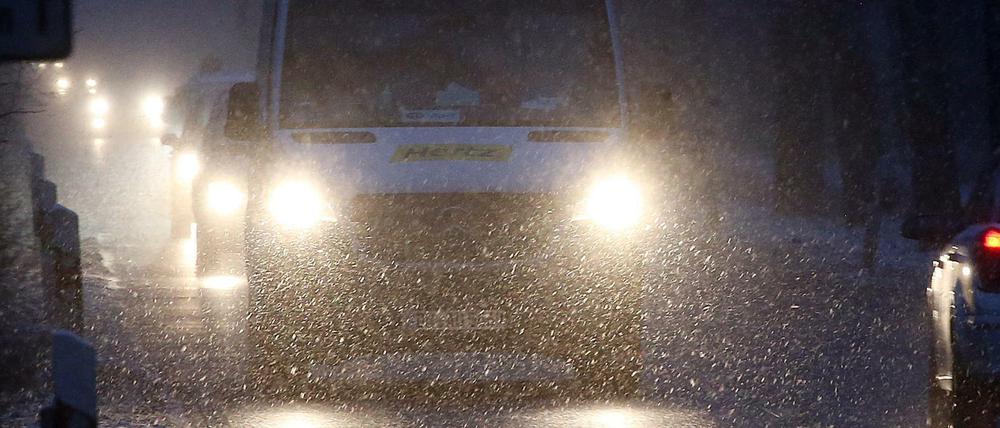 Dichtes Schneetreiben bei Temperaturen um Minus 2 Grad am Freitagabend in Berlin. 