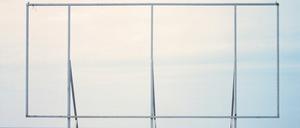 Horizont im Quadrat. „Billboard mit Aussicht“ von Lia Darjes gibt dem Unendlichen einen feinen Rahmen.
