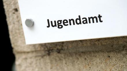 Jugendämter müssen einen Blick auf Familien haben. Ihre Maßnahmen können aber von Gerichten überprüft werden.