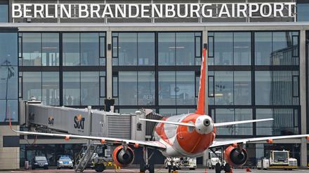 Ein Passagierflugzeug steht an einem Gate am Terminal 1 des BER.