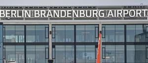 Ein Passagierflugzeug steht an einem Gate am Terminal 1 des BER.