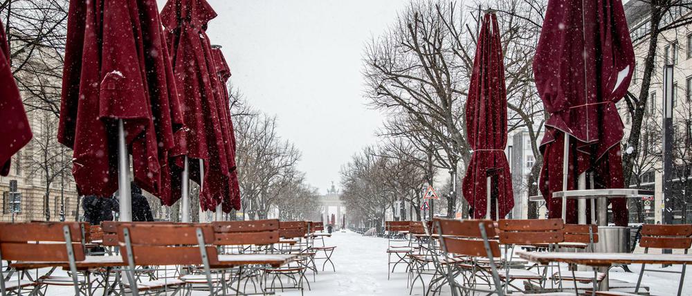 Lockdown und Schnee: Verlassene Restaurantstühle in Berlin