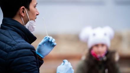 Lektion im Selbsttest. Berliner Lehrer und Schüler sollen am März eigenständig Abstriche durchführen können.