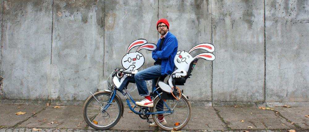 Mawil ist ein passionierter Radfahrer - hier mit zwei Exemplaren der Figur Supa-Hasi, die in seinen Comics immer wieder auftaucht.