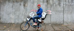 Mawil ist ein passionierter Radfahrer - hier mit zwei Exemplaren der Figur Supa-Hasi, die in seinen Comics immer wieder auftaucht.