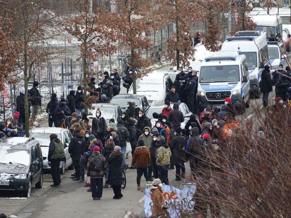 Vor dem mit Zäunen abgesperrten Camp versammeln sich am Samstag demonstranten.
