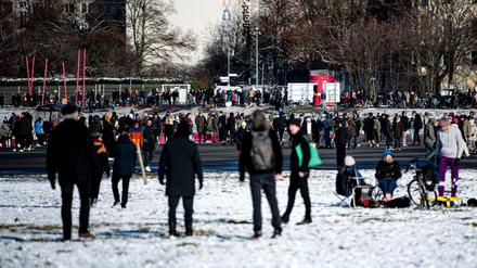 Bei sonnigen Wetter gehen derzeit viele Berliner auf dem Tempelhofer Feld spazieren. 