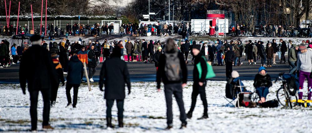 Bei sonnigen Wetter gehen derzeit viele Berliner auf dem Tempelhofer Feld spazieren. 