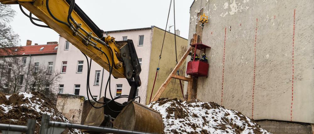 Nach dem Wassereinbruch in einer Baugrube in der Pohlestraße wurde die Wand eines angrenzenden Wohnhauses mit einem Holzgerüst abgestützt.