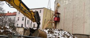 Nach dem Wassereinbruch in einer Baugrube in der Pohlestraße wurde die Wand eines angrenzenden Wohnhauses mit einem Holzgerüst abgestützt.