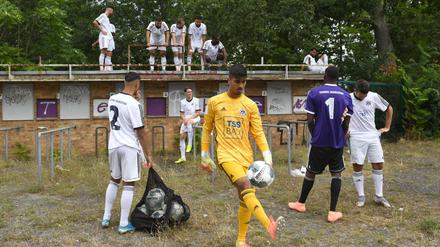 Die Spieler von Tennis Borussia (hier vor der Aufnahme des Mannschaftsbildes im Sommer) müssen sich weiter gedulden.
