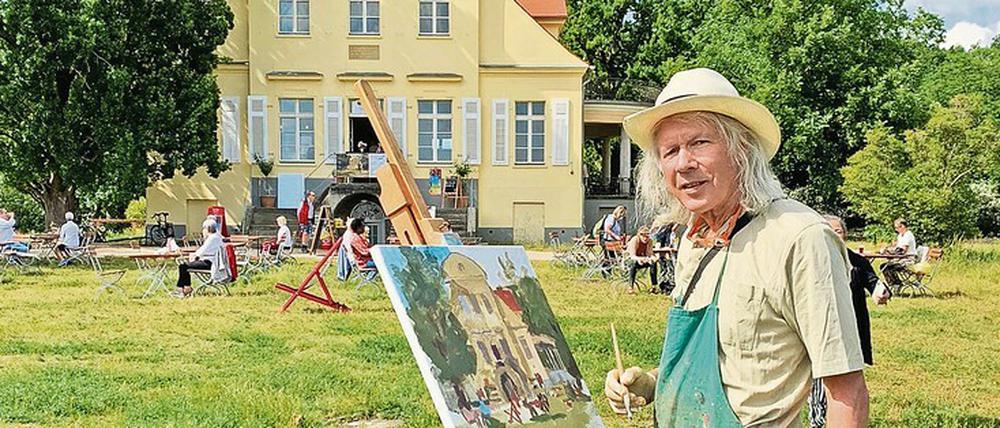 Auch der Maler Frank Suplie hatte bei der Sommer-Akademie seine Staffelei vor dem Gutshaus Neukladow aufgebaut.