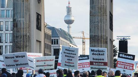 Seit knapp einem Jahr gilt das Berliner Mietendeckel-Gesetz. Seitdem sind in der Stadt die Mieten für rund eineinhalb Millionen Wohnungen auf dem Stand von Juni 2019 eingefroren. Die zweite Stufe des MietenWoG trat zum 23. November in Kraft. Vermieter müssen ihre Mieten senken, soweit diese mehr als 20 Prozent über den vom Senat festgelegten Obergrenzen liegen. Das umstrittene Vorhaben wird vom Bundesverfassungsgericht auf seine Zulässigkeit überprüft. 