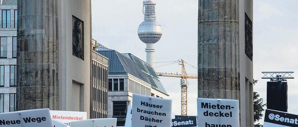 Seit knapp einem Jahr gilt das Berliner Mietendeckel-Gesetz. Seitdem sind in der Stadt die Mieten für rund eineinhalb Millionen Wohnungen auf dem Stand von Juni 2019 eingefroren. Die zweite Stufe des MietenWoG trat zum 23. November in Kraft. Vermieter müssen ihre Mieten senken, soweit diese mehr als 20 Prozent über den vom Senat festgelegten Obergrenzen liegen. Das umstrittene Vorhaben wird vom Bundesverfassungsgericht auf seine Zulässigkeit überprüft.