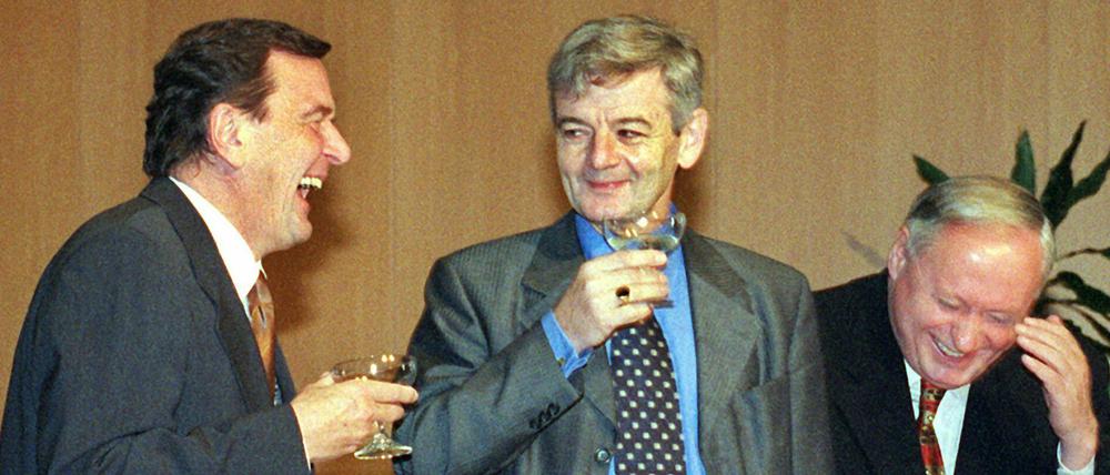 Als die SPD noch gut lachen hatte: Gerhard Schröder, Joschka Fischer und Oskar Lafontaine nach der Unterzeichnung des rot-grünen Koalitionsvertrages im Oktober 1998.
