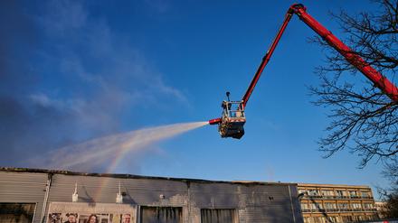 12.02.2021, Berlin: Von Drehleitern aus versuchen Feuerwehrleute einen Hallenbrand in Marienfelde zu bekämpfen. Das Feuer war aus bislang ungeklärten Ursachen in der Halle einer Galvanik-Firma ausgebrochen. Laut Feuerwehrsprecher seien verschiedene Bäder mit Chemikalien in Brand geraten. Es handelt sich um einen Störfallbetrieb. Foto: Annette Riedl/dpa +++ dpa-Bildfunk +++