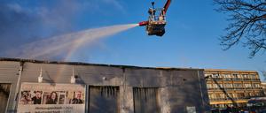 12.02.2021, Berlin: Von Drehleitern aus versuchen Feuerwehrleute einen Hallenbrand in Marienfelde zu bekämpfen. Das Feuer war aus bislang ungeklärten Ursachen in der Halle einer Galvanik-Firma ausgebrochen. Laut Feuerwehrsprecher seien verschiedene Bäder mit Chemikalien in Brand geraten. Es handelt sich um einen Störfallbetrieb. Foto: Annette Riedl/dpa +++ dpa-Bildfunk +++