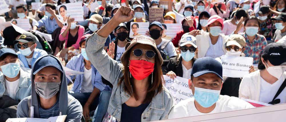 Menschen in Myanmar verlangen die Freilassung der Regierungschefin Aung San Suu Kyi.