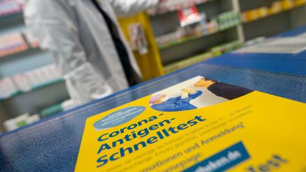 Ein Flyer, der auf einen Corona-Antigen-Schnelltest hinweist.