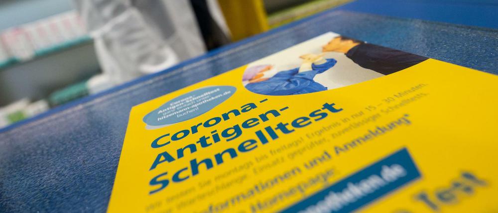 Ein Flyer, der auf einen Corona-Antigen-Schnelltest hinweist.