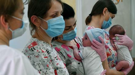 Babies von Leihmütter in einem Krankenhaus der ukrainischen Hauptstadt Kiew.