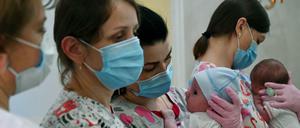 Babies von Leihmütter in einem Krankenhaus der ukrainischen Hauptstadt Kiew.