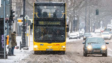 Die BVG will mehr Busse fahren lassen - vor allem außerhalb der Innenstadt. Damit stellt man sich auch schon wieder auf den Schulbeginn ein.