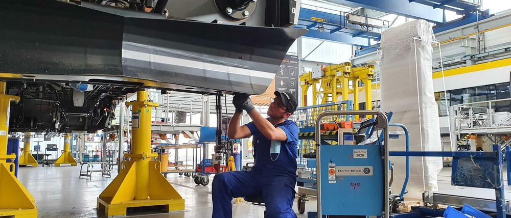 Die meisten der 2500 Beschäftigten des Werks Hennigsdorf sind Designer und Ingenieure, gut 400 arbeiten direkt in der Produktion.